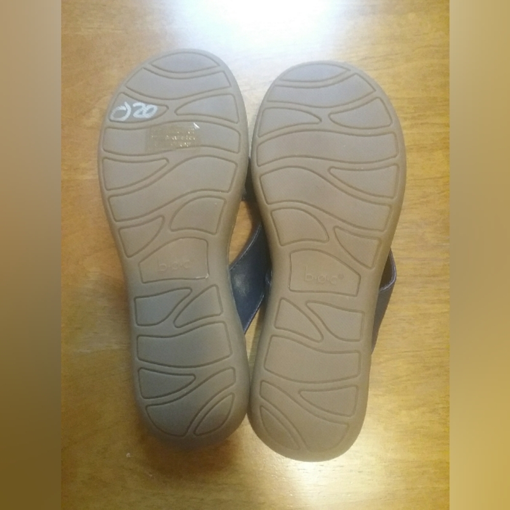 b.o.c. Black and Flip-Flop Sandals with Sleek Design, Womens Size 8 - Picture 3 of 5